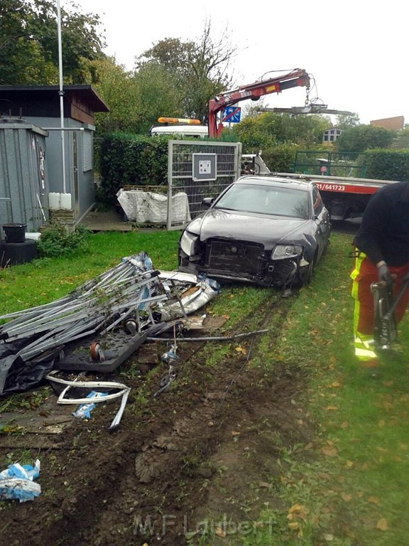 VU PKW landet wieder mal in Kleingartenanlage Koeln Vingst Vingster Ring P16.jpg